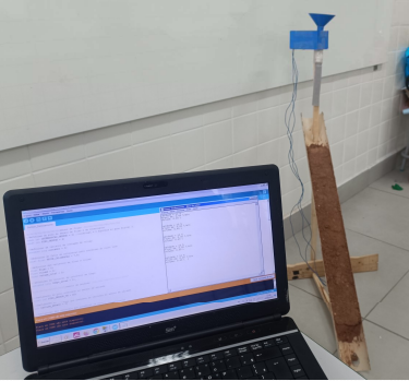 experimento  controlado que visa simular um  deslizamento de terra, realizado dentro de um laboratório-escolar.
                                      A imagen apresenta um computador calibrando o sensor para o experimento.