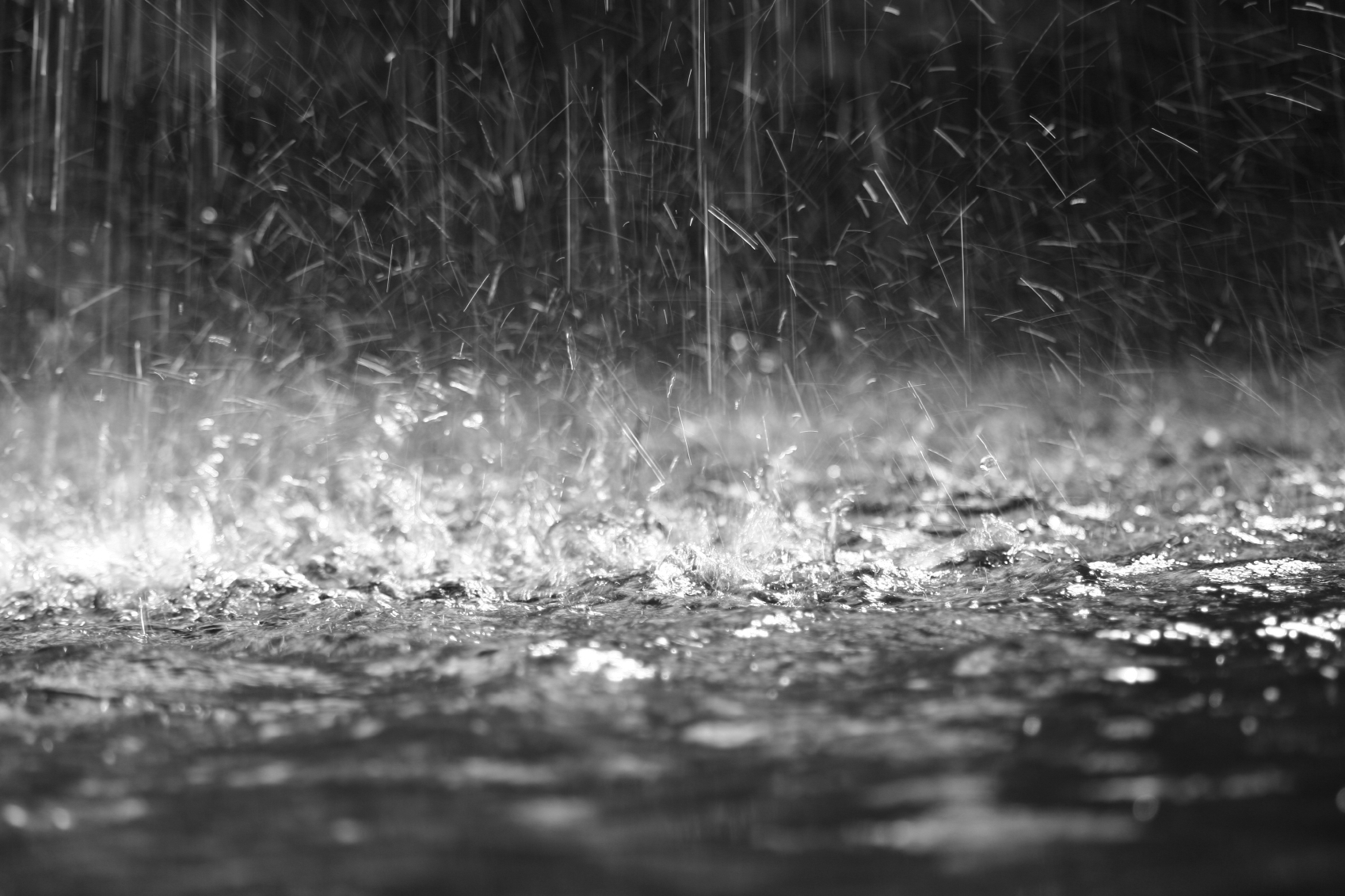 Imagen que mostra gotas de chuva caindo.