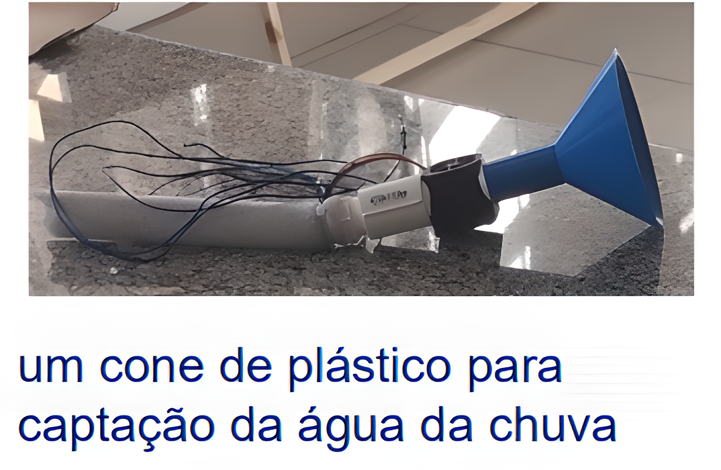 Um cone de plástico para a captação  água da chuva